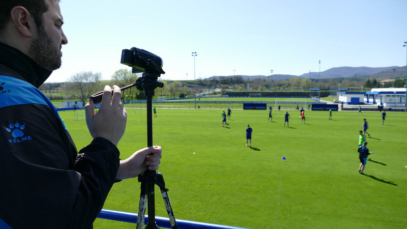 El coordinador de videos graba la práctica de fútbol de Deportivo Alavés