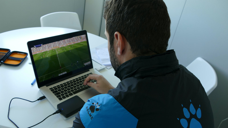 Borja de Matías analiza grabación de fútbol en una computadora portátil