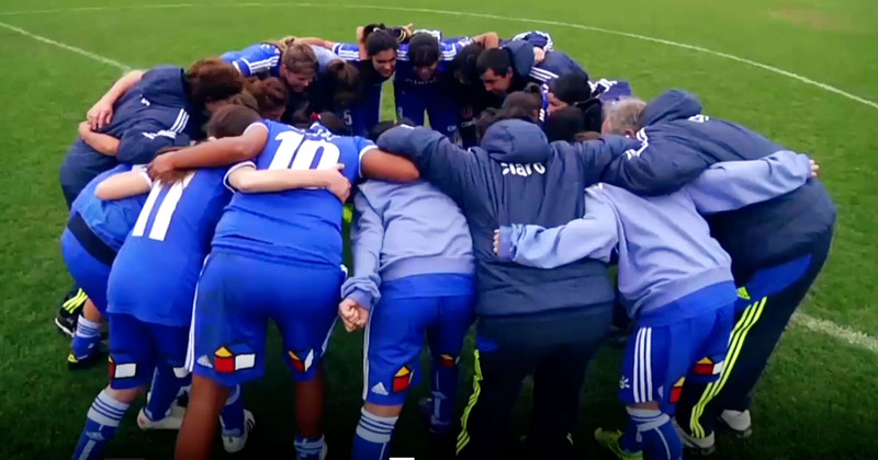 El equipo femenino de la Universidad de Chile (conocido como las Leonas) se está desarrollando bien junto con los equipos masculinos del club.