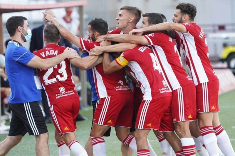 Jugadores de Almería celebran un gol