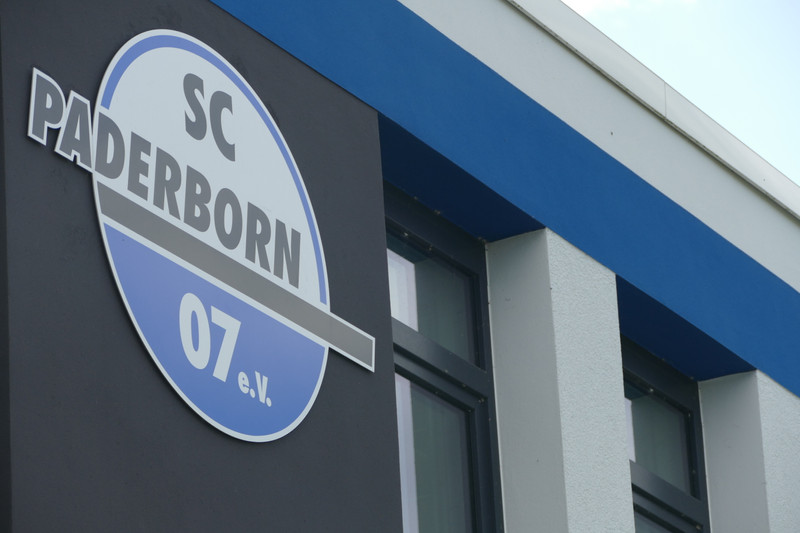 Logotipo de SC Paderborn fuera del estadio