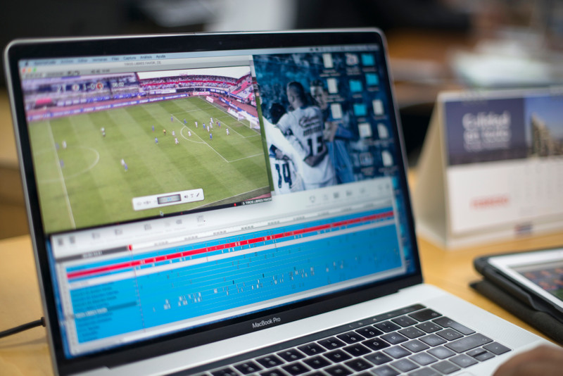 Computadora portátil en la que se muestra un análisis de un video de fútbol