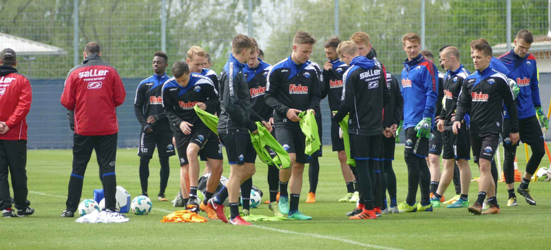 El equipo de SC Paderborn en la práctica de fútbol