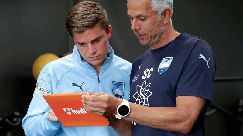 El entrenador muestra los análisis a un jugador de Sydney FC en una tableta Hudl