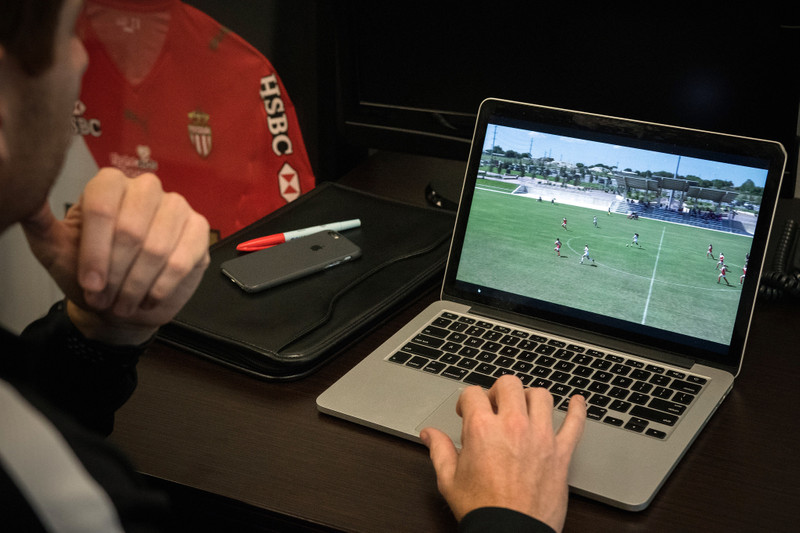 Un analista ve un video de fútbol en una computadora portátil