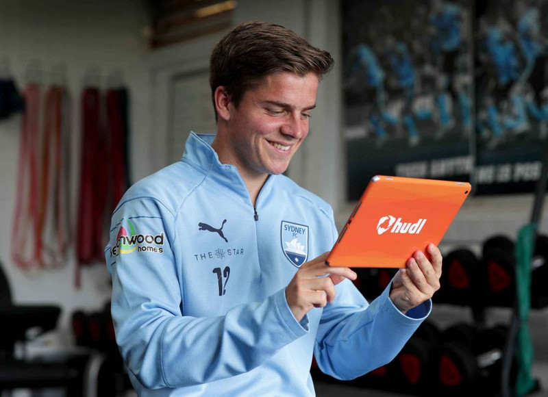 Un jugador de Sydney FC ve una grabación de video en una tableta Hudl