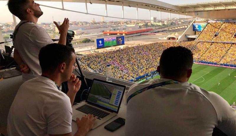 Equipo de análisis brasileño capturando video y codificando durante un partido internacional.